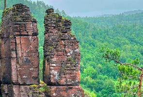 Розовые скалы