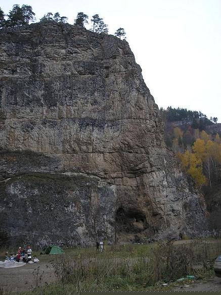 скала Калимаскан с пещерой