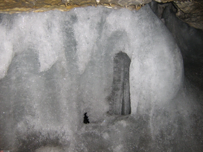 Ледяные сталагмиты Аскинской