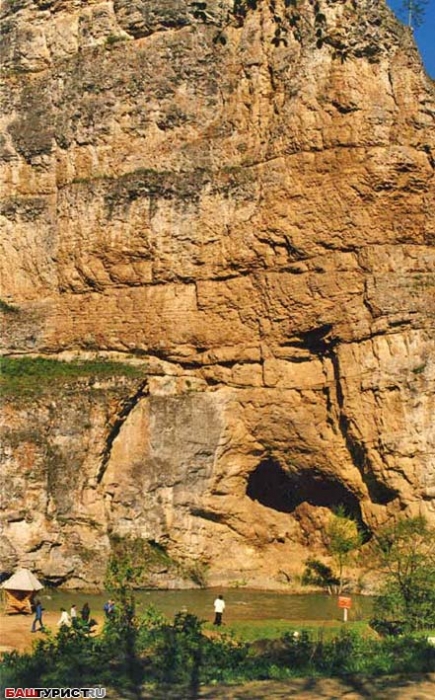 Скала Калим-ускан и пещера Салаватская. Скала. Пещера. Река