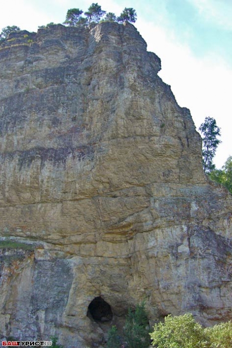 Скала Калим-ускан и пещера Салаватская. Скала. Пещера. Река