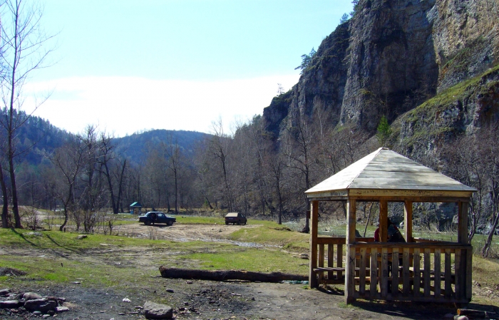 Скала Калим-ускан и пещера Салаватская. Скала. Пещера. Река