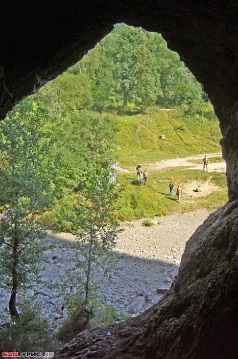 Скала Калим-ускан и пещера Салаватская. Скала. Пещера. Река