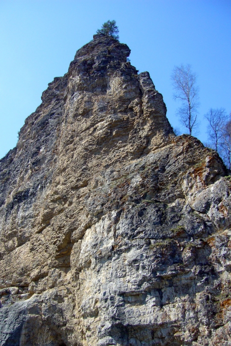 Скала Калим-ускан и пещера Салаватская. Скала. Пещера. Река