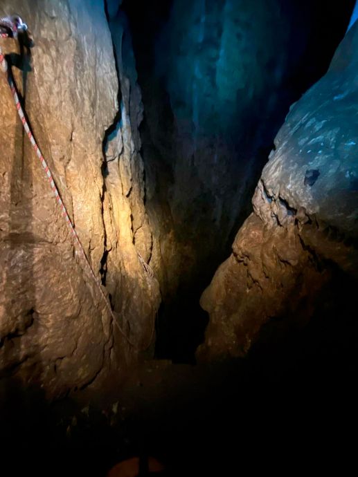 Октябрьская пещера