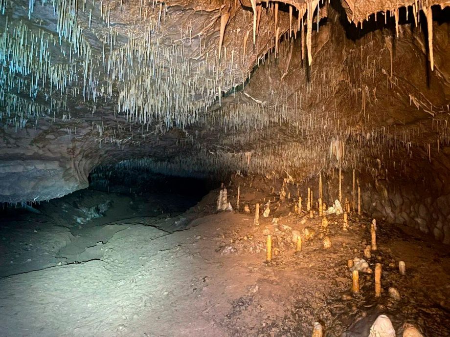 Октябрьская пещера