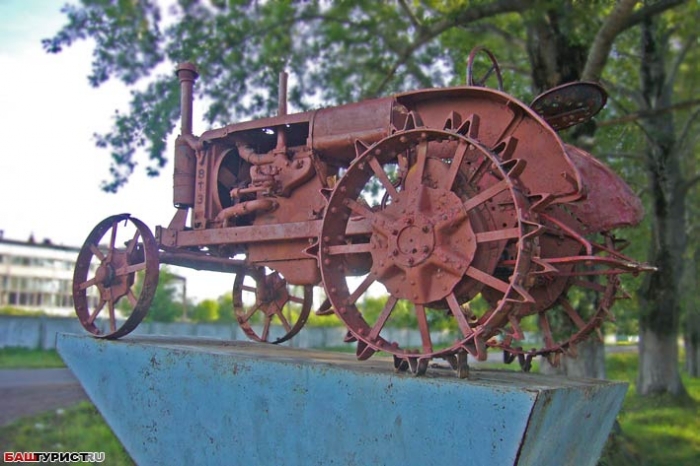 Памятник трактору. Село Петровск Ишимбайский район