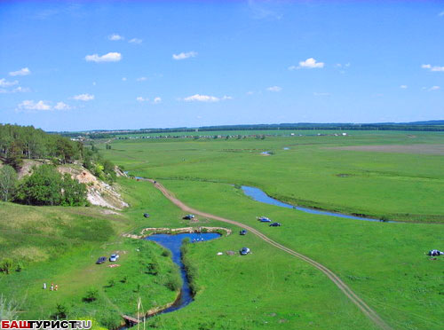 Голубое озеро под Уфой никогда не замерзает.
