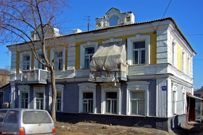 Дом усадьбы Шамовых с оградой и воротами (восточное здание)